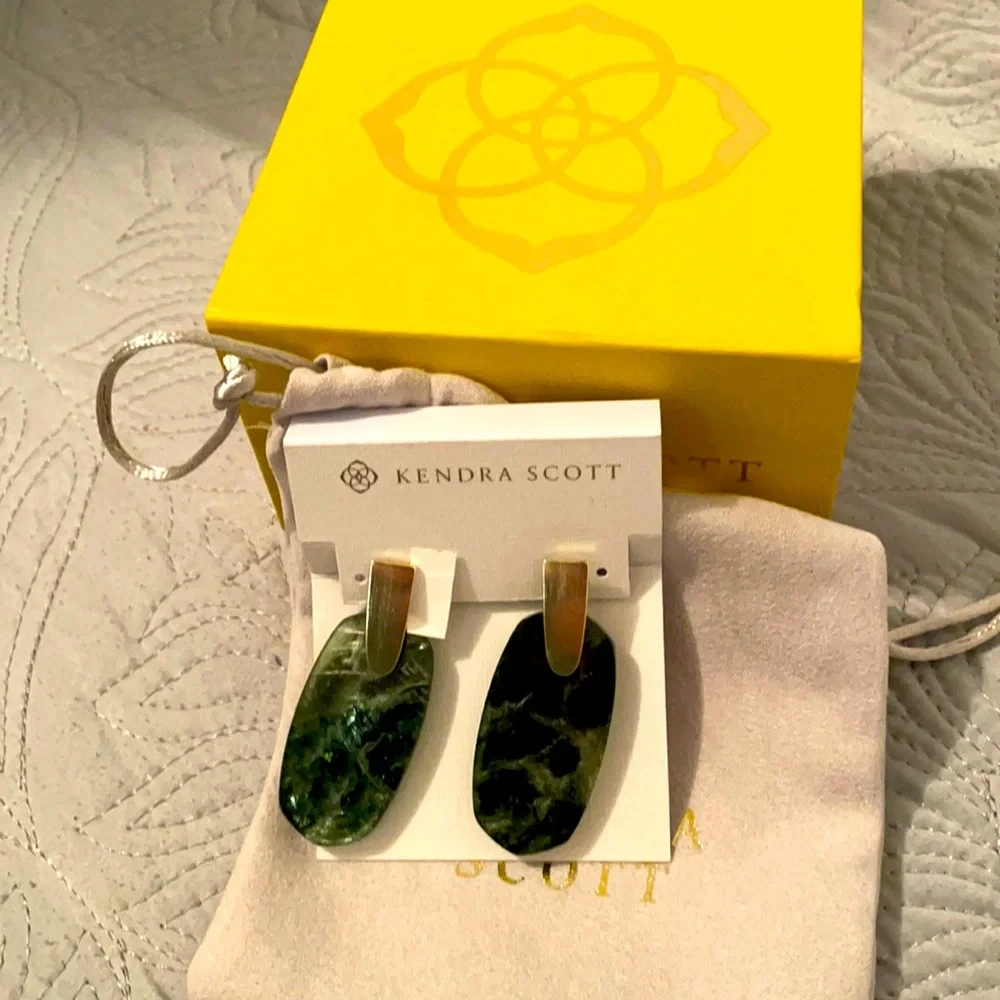 Beautiful earring never worn. Was a gift. Just not my style - Picture 1 of 2